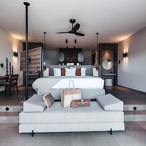 Suite met een King Size Bed en Uitzicht op het Strand